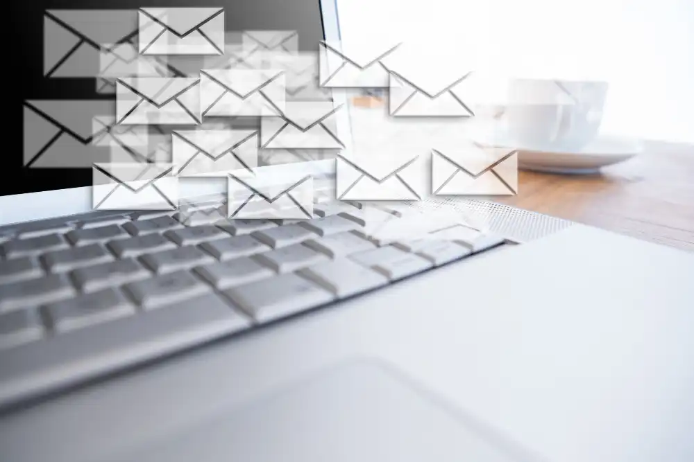 teclado de computadora simulando envio de email marketing