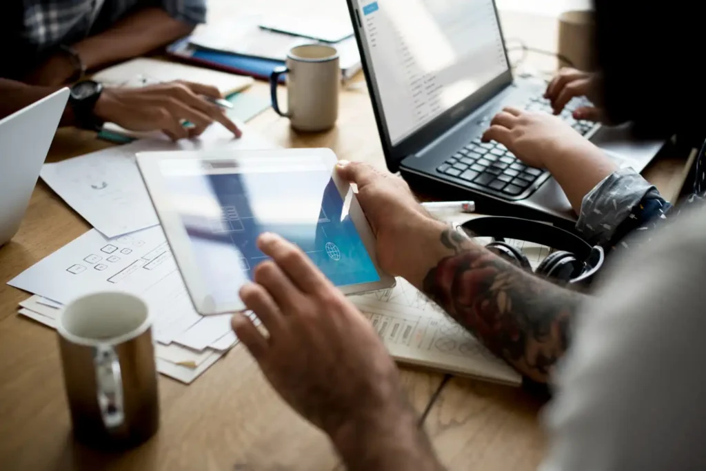 computadora y manos de agencia 360 en cordoba